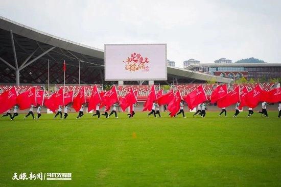 在四处奔逃的人群当中，谭卓饰演的消防员家属也在影片中遭遇了人性与危难的抉择